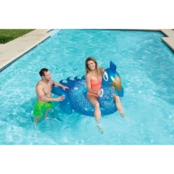 Bestway 41101 Pretty Peacock Schwimmtier 198x164 Cm Zum Aufblasen -Meyer Poolwelt Bestway aufblasbarer Pfau mit Frau sitzend im wasser