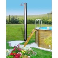 SUMMER FUN Solardusche Silver Deluxe 40 Liter 5 SUMMER FUN Solardusche Silver Deluxe 40 Liter -Meyer Poolwelt Gartendusche Silver Deluxe vor Pool